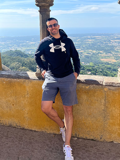 Juanfra González sonriendo y posando con un paisaje de fondo en Portugal