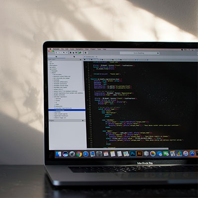ordenador con un código html en la pantalla